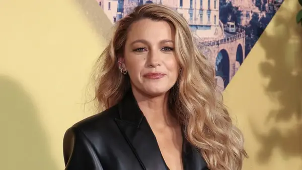 בלייק לייבלי כמעט בלתי ניתן לזיהוי עם מראה שיער קצר