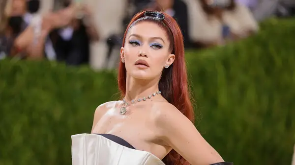 5 celebrità che hanno la tendenza dei capelli in rame fino a una scienza