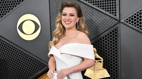 Kelly Clarkson ser nästan oigenkännlig utan hårförlängningar