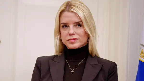 Pam Bondi wygląda tak inaczej na zdjęciach powrotu przed dołączeniem do Białego Domu Trumpa