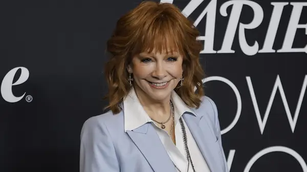 Throwback pic av reba mcentire som visar upp sitt naturliga hår är fantastiskt