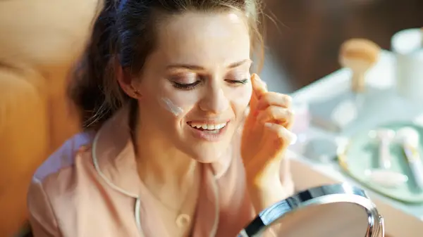 woman applying sunscreen