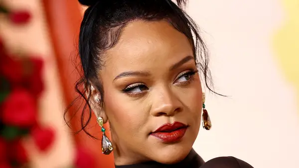 rihanna with hair tendrils
