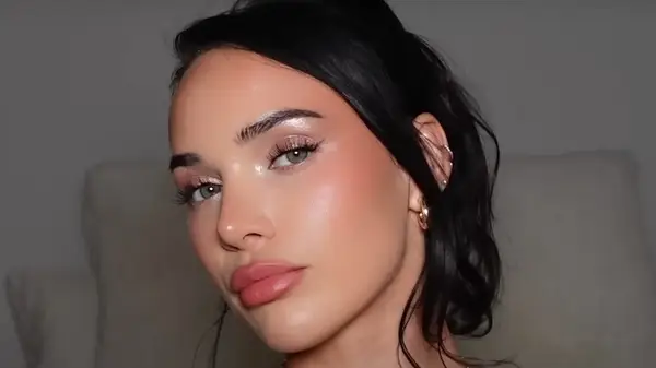 Glazed Blush je najlepším trendom krásy na vylepšenie vášho oroseného vzhľadu pokožky
