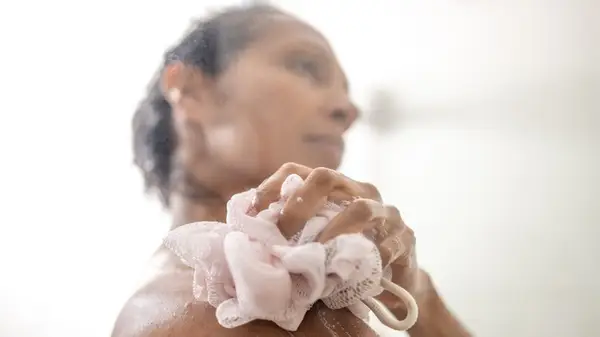 הגיע הזמן לנתק את כלי הקרצוף שלך - הידיים שלך הן הדרך ההיגיינית ביותר לשטוף את גופך