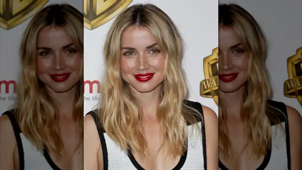 Ana de Armas smiling with a choppy, blond haircut at CinemaCon 2017
