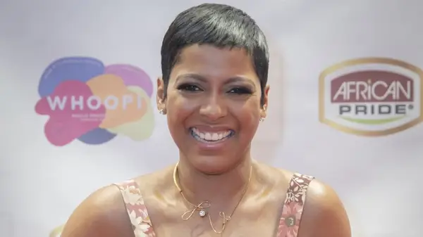 元ニュースアンカータムロンホールはメイクなしで新鮮に顔を合わせています