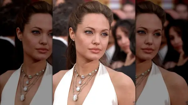 Angelina Jolie at the 2004 Oscars