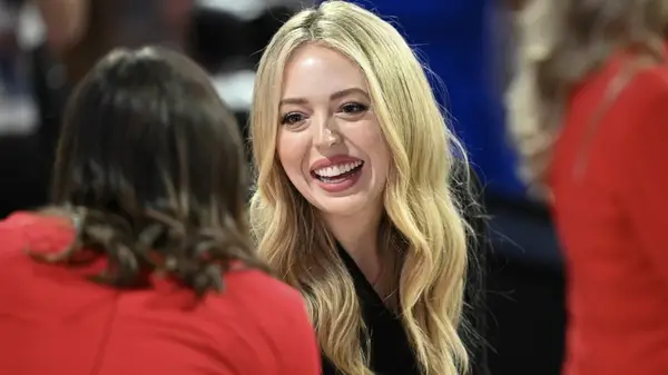 Tiffany Trump는 드문 시간이 화장없이 잡혔습니다