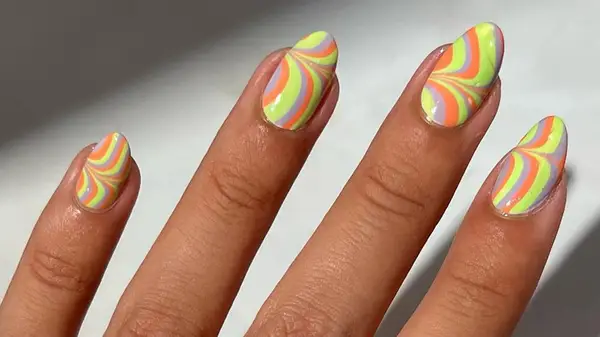 A arte das unhas marmorizadas de água é a tendência de manicure mais divertida deste verão