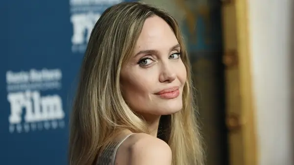 Angelina Jolie deveria ter pensado duas vezes sobre essa aparência bagunçada de extensão de cabelo