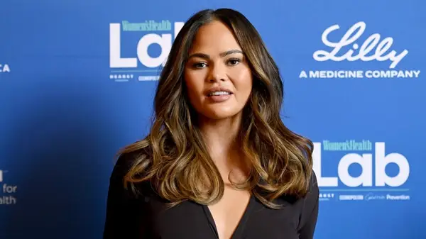 Chrissy Teigen vypadá bez prodloužení vlasů tak odlišně