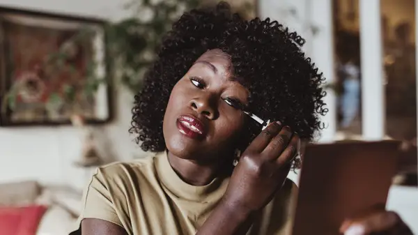 Exactament, com aplicar el rimel de les pestanyes inferiors per obtenir un acabat sense embolic