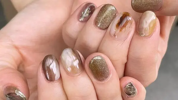 Nuance -naglar är den vackraste humöriga manikyrtrenden för 2024