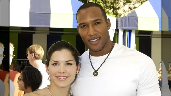 Lauren Sanchez Bezos posing with Henry Simmons