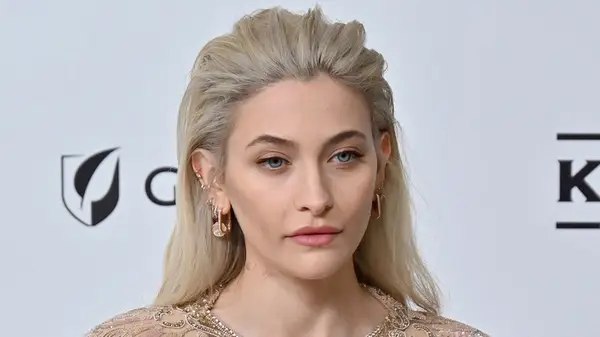 El aspecto de cabello más emblemático de Paris Jackson de todos los tiempos