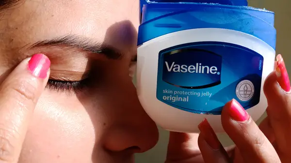 Vaseline by mala zaberať priestor vo vašej rutine krásy (áno, mama mala pravdu)