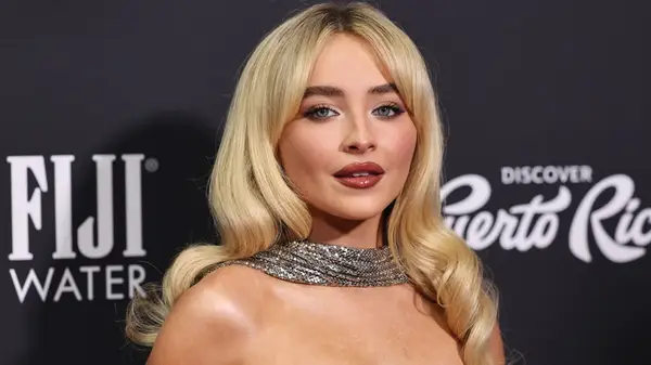 트렌디 한 나비 이발을 흔드는 5 명의 유명인