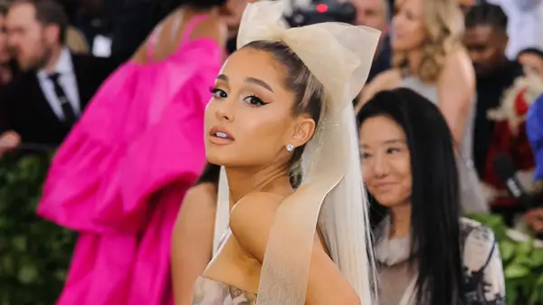 5 volte Ariana Grande ha elevato l'umile coda di cavallo a nuovi livelli