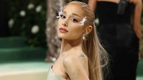 A transformação de cabelo de Ariana Grande é 'como mágica