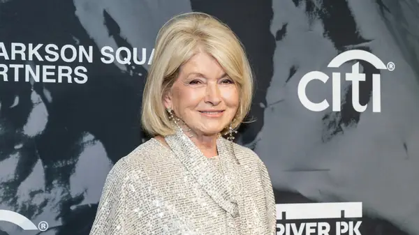 Martha Stewart no necesita una cara llena de maquillaje para verse increíble