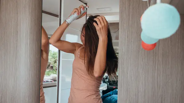 Applying dry shampoo