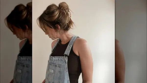 Woman wearing a claw clip