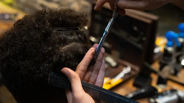 Stylist using dry cutting method