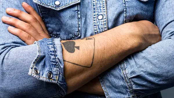 Il significato dietro un asso di tatuaggio di picche, ha spiegato