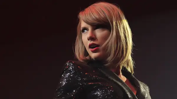 Taylor Swift wearing Ruby Woo in 2015