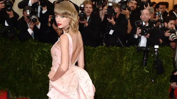 Taylor Swift in red lipstick