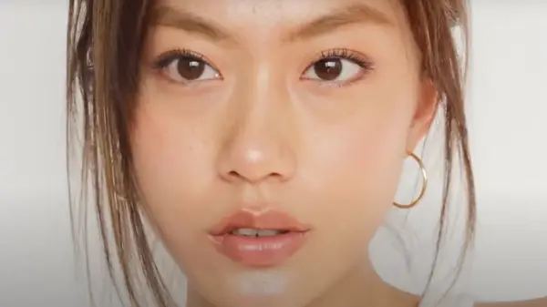 Le labbra di pesca vetrate sono la tendenza di bellezza che rende più dolce il tuo trucco estivo