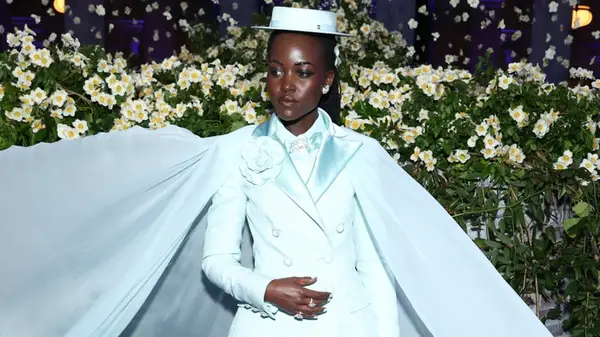 Lupita Nyong'o מחזירה את מגמת הגבות המיושנת בשנת 2010 ב- 2025 Met Gala