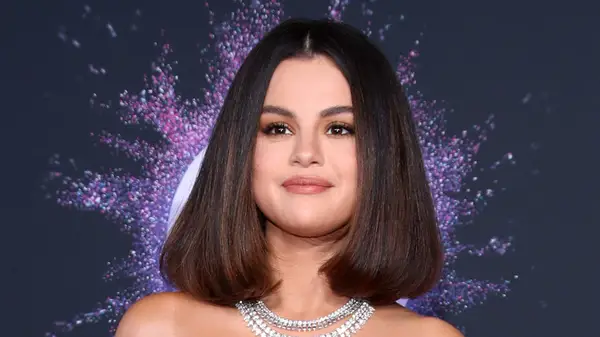 Selena Gomez Rocking a middle part