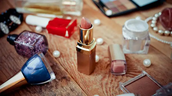 Der virale Geburtstags -Make -up -Trend enthüllt die Bedürfnisse von CIS -Männern, uns selbst die kleinsten Freuden zu rauben