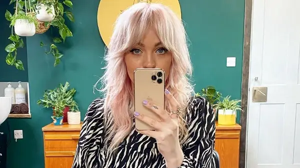 woman selfie with modern shag haircut