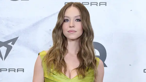 sydney sweeney long layers haircut