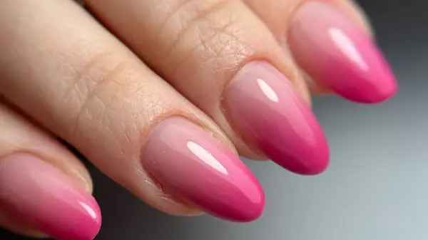 Ombré Lip Gloss Nails er den seneste vri på en populær tendens