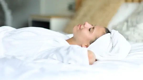 ¿Deberías usar una funda de almohada Terrycloth si duermes con el cabello mojado?