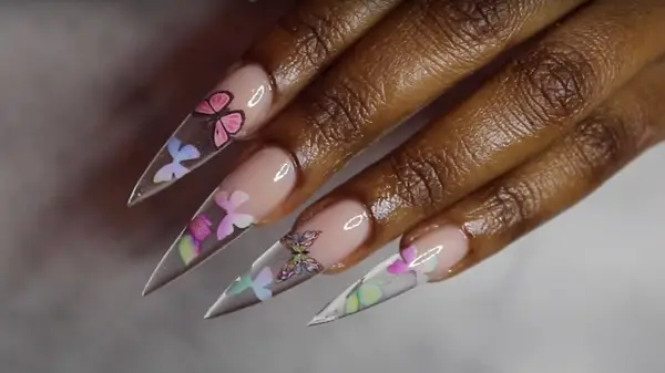 As unhas inspiradas na borboleta procuram suas manicures frescas da primavera 2025