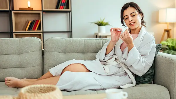 הטיפים הטובים ביותר שלנו להוריד דבק ציפורניים מעורך מבלי לגרום לגירוי