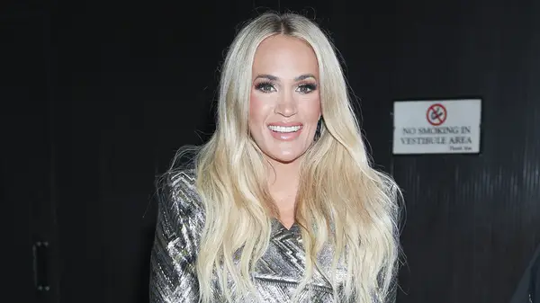 캐리 언더우드의 자연스러운 헤어 컬러 화장 힌트 Bronde는 2025 년 가을에 있습니다