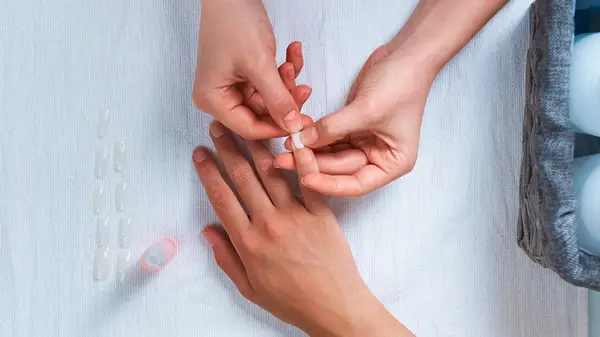 プレスオンマニからネイル接着剤の最後の残骸を取り除く方法