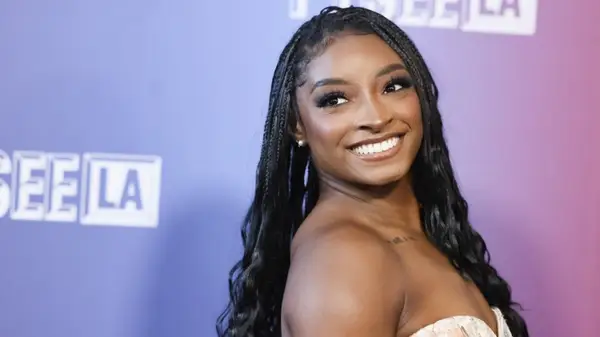 Simone Biles ha quel bagliore della medaglia d'oro senza trucco