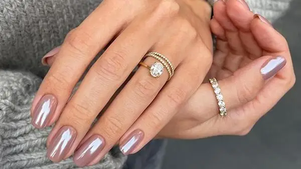 Light chocolate glazed manicure