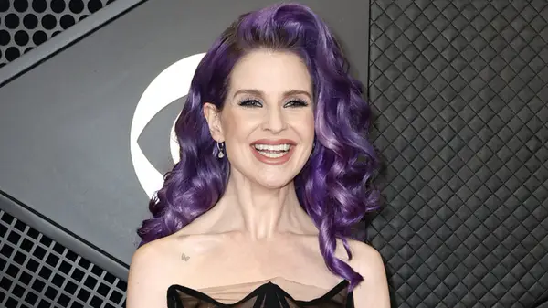 Kelly Osbourne wygląda tak inaczej, kołysząc swój naturalny kolor włosów