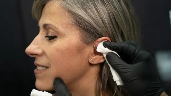 ピアスガンVs.シングルニードル：違いは何ですか（