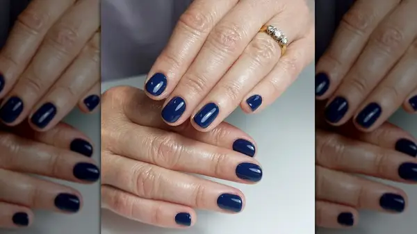 Navy blue manicure