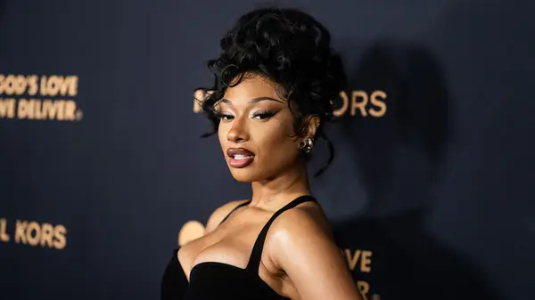 5 Updos de celebridades modernas que gritan los años 90