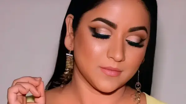 Veja como acertar a aparência do Angel Wing Eyeliner